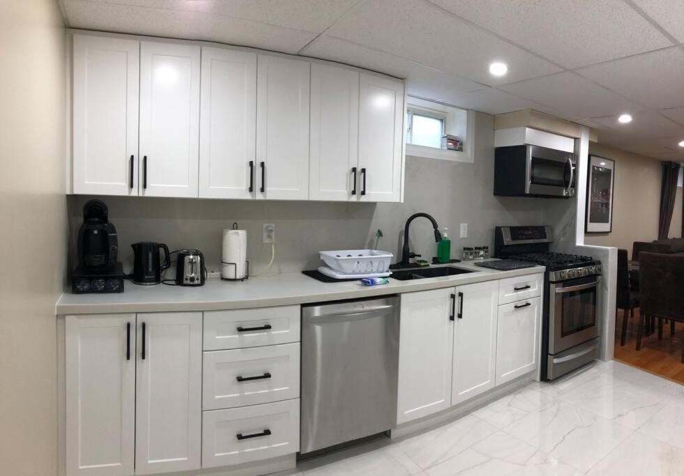 Basement Apartment In Richmond Hill Buitenkant foto