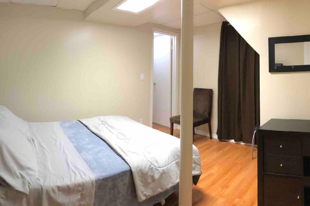 Basement Apartment In Richmond Hill Buitenkant foto