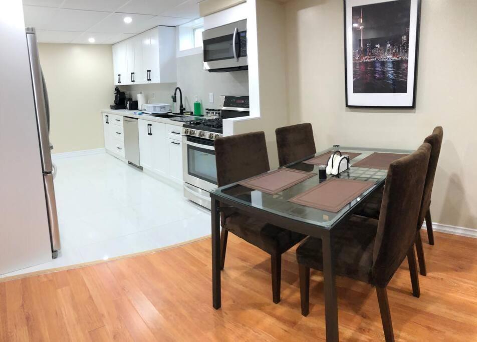 Basement Apartment In Richmond Hill Buitenkant foto