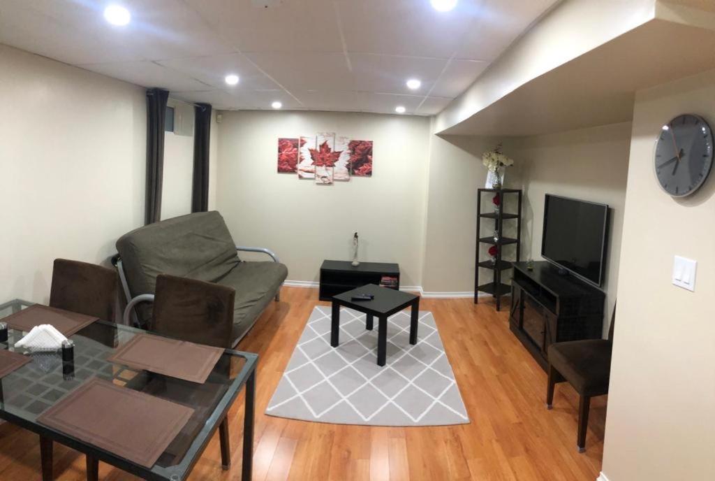 Basement Apartment In Richmond Hill Buitenkant foto